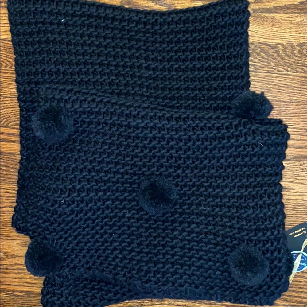 Knit Scarf with Poms